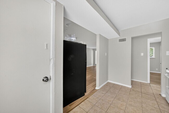 Building Photo - 10772 Spring Garden Dr