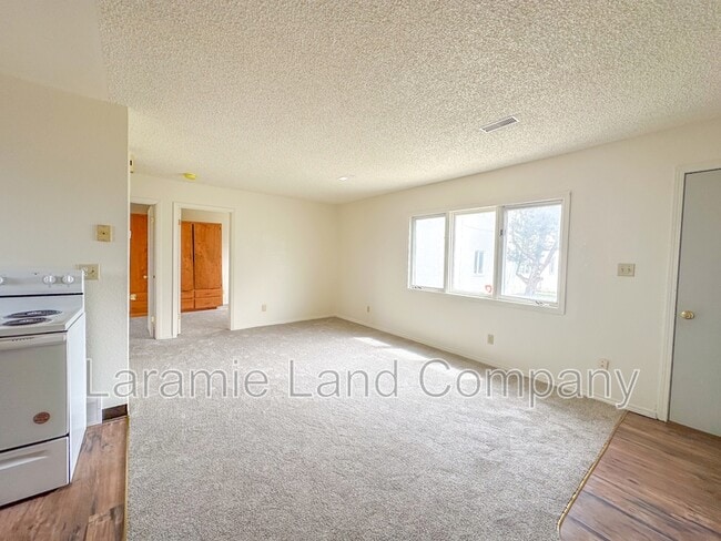 Building Photo - 1264 N 6th St