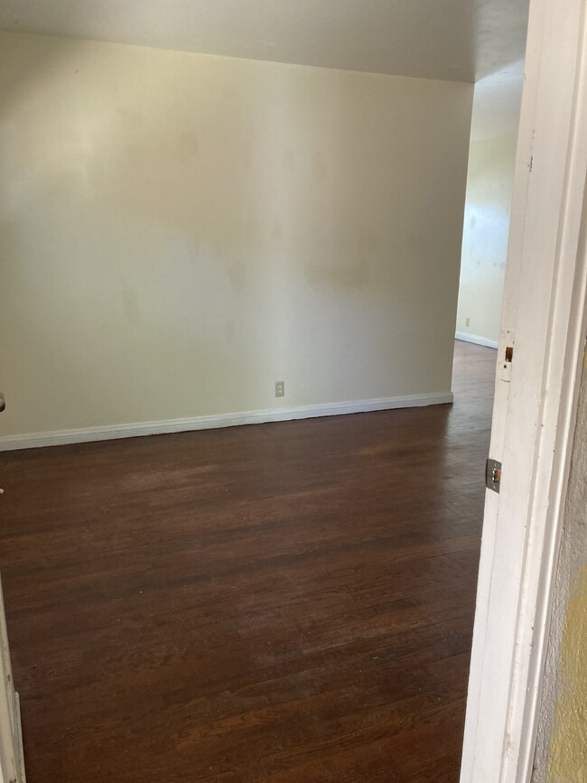 Bright Spacious Living Room - 1066 Sherwood Ave