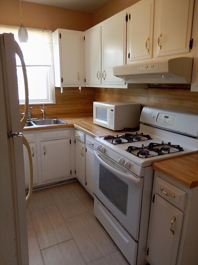 Building Photo - 911 Magnolia Dr E