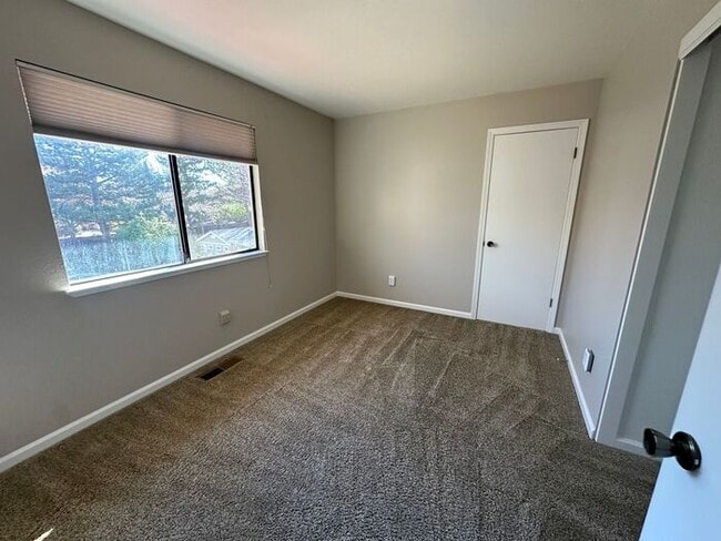 Building Photo - 285 Lemming Dr