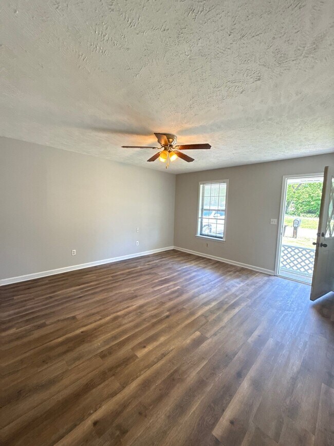 Building Photo - 319 N Bond Ave