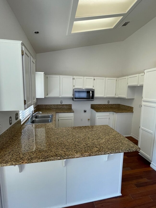 Building Photo - Charming 4 Bedroom Home For Rent