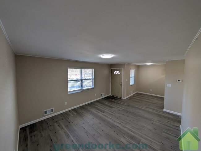 Building Photo - 412 Holiday Dr