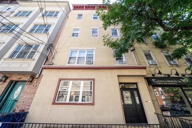 Building Photo - 516 Adams St