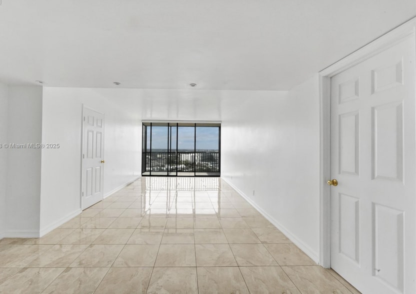 Building Photo - 20335 W Country Club Dr