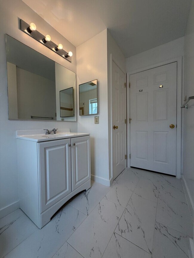 Building Photo - ??? MODERN 3BD & 1.5BATH HOUSE WALKING DISTANCE TO TEMPLE UNIVERSITY!!! ???