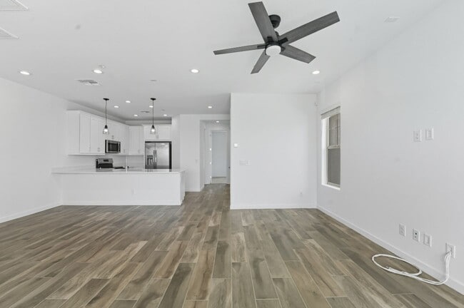 Building Photo - Like new Luxurious Modern townhome with 2 Master Suits in Warner Meadows!