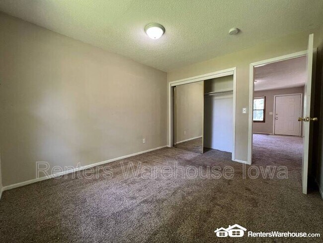 Building Photo - 910 E Railroad