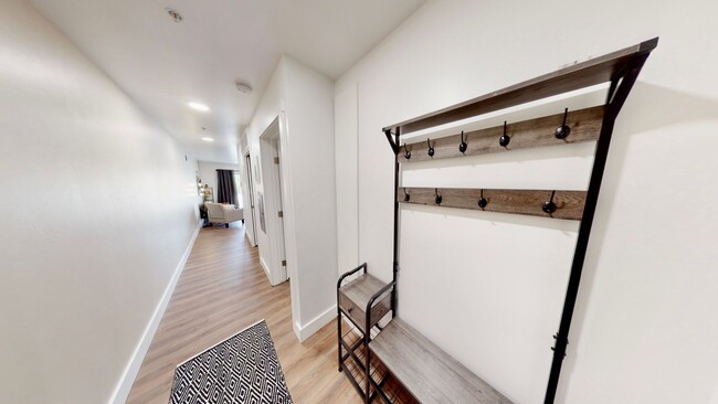 Building Photo - New Furnished Apartment