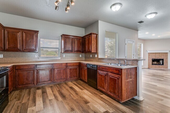 Building Photo - Welcome home to this spacious 4-bedroom, 2...