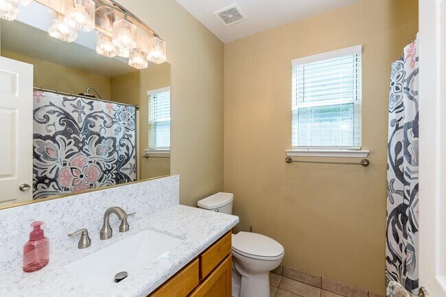Building Photo - Updated 3/2 Cambridge Near Clovis North