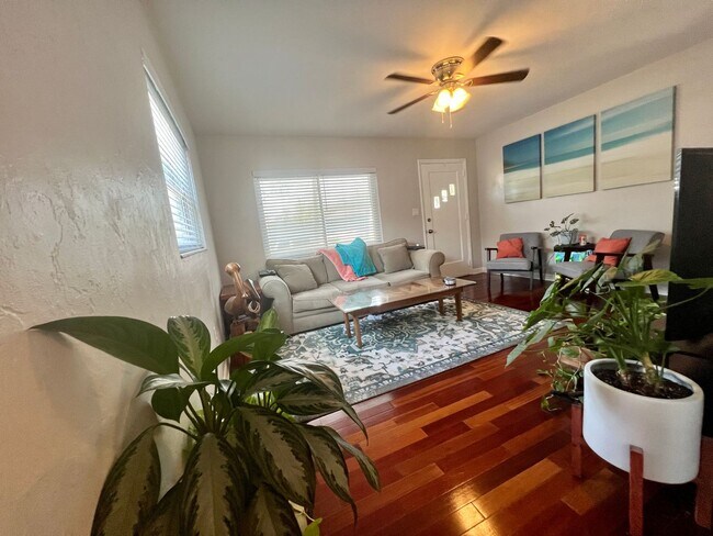 Building Photo - 2 Bed/1Bath/1 Car Garage Home