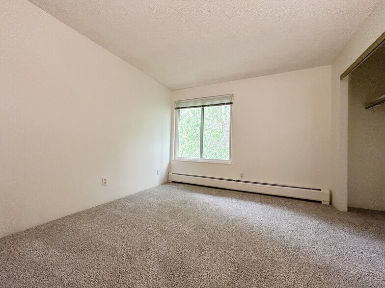 Building Photo - 1400 Golden Cir