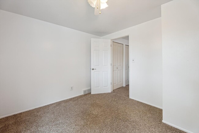 Building Photo - Move-In Ready 4 bedroom, 3 bathroom Home i...