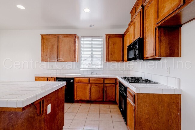 Building Photo - 3 Bedroom/2 Bath home located in the Desired Northwest - $2395 per Month!