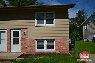 Building Photo - Nicely Updated Duplex