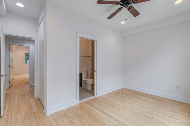 Building Photo - Northern Liberties Townhome with Parking