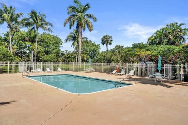 Building Photo - 644 W Palm Aire Dr