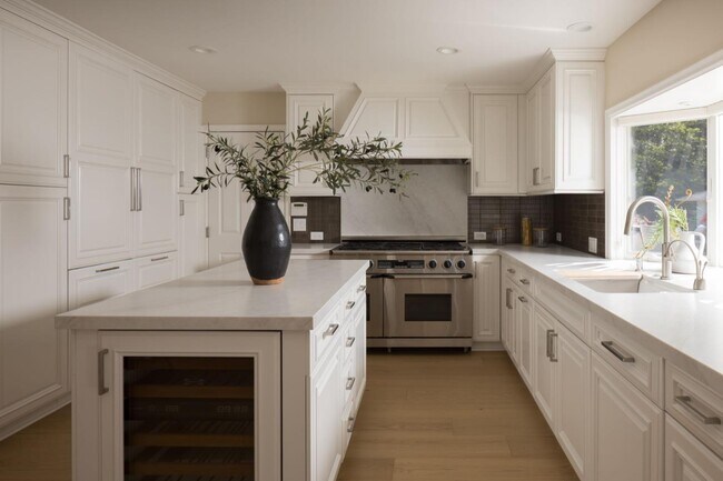 Building Photo - 10 Meadow Ln