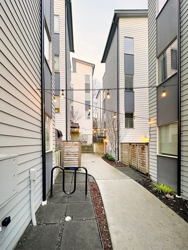 Building Photo - 3bd/2ba Seattle Townhome
