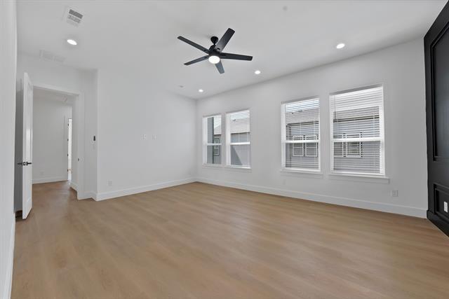 Building Photo - 302 E 7th St