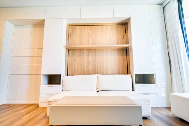 Building Photo - Larger Studio Unit with Lanai in Aalii