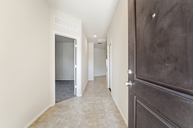 Building Photo - Stylish 3BR Home with Granite Counters + Community Parks & Splash Pads