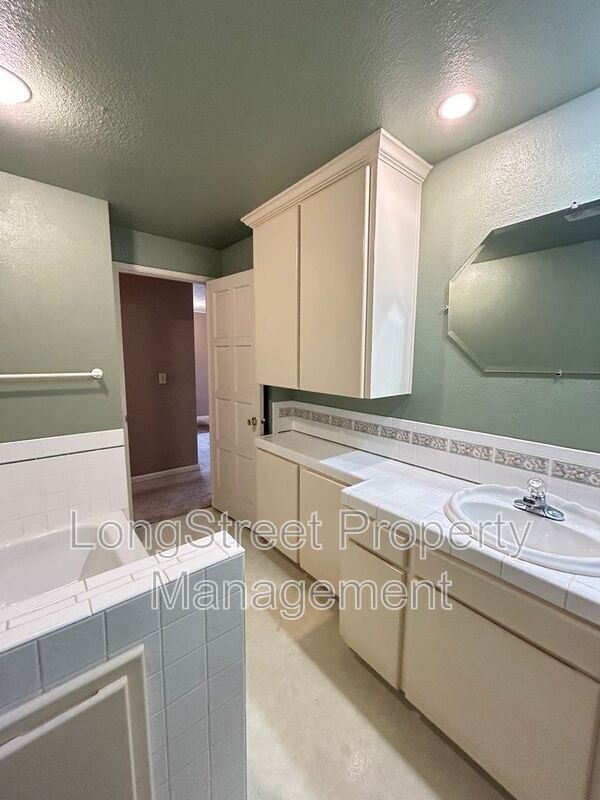 Building Photo - 2917 Takena St SW