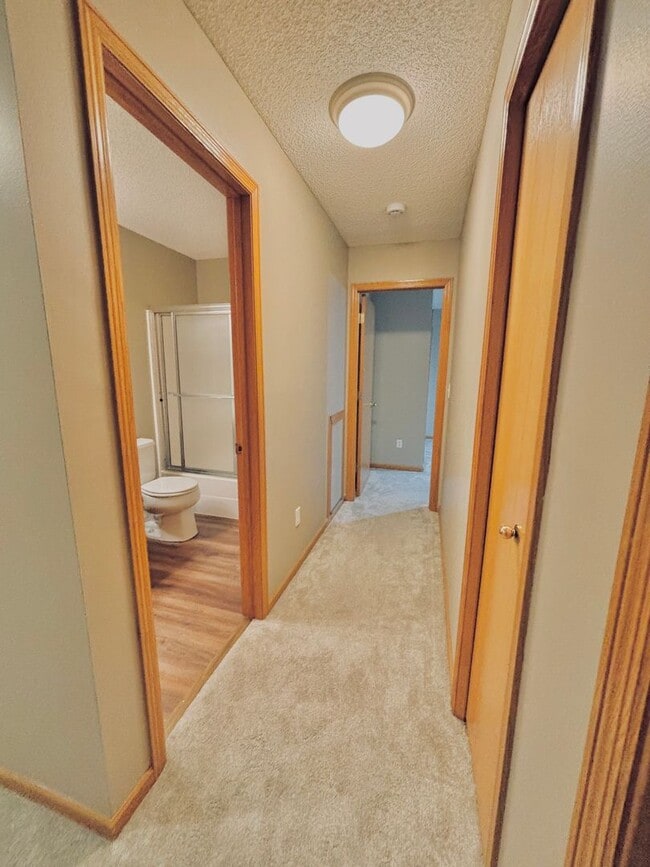 Building Photo - Gorgeous 3 Bedroom 4 Bath End Unit in Eagan