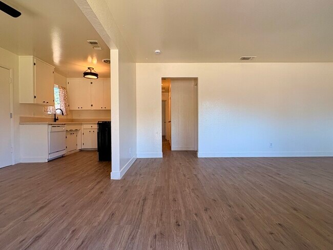 Building Photo - Great Single Story For Rent in Rio Linda CA! 3 Bedroom 1 Bathroom with large backyard