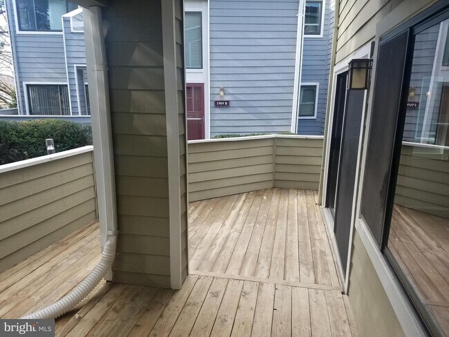 Deck - 1897A Villaridge Dr