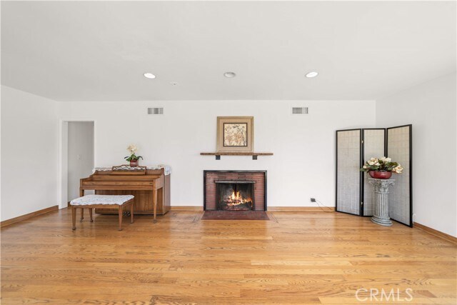 Building Photo - 1033 S Isabella Ave
