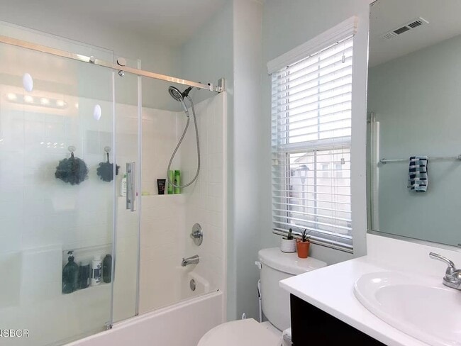 Building Photo - Stunning Briar Creek Home!