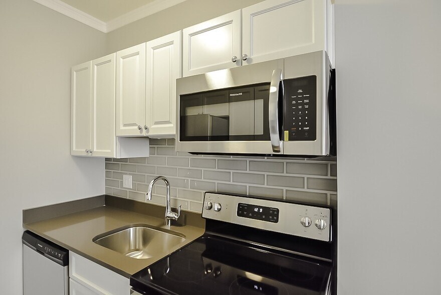 Building Photo - 817 W Lakeside Pl