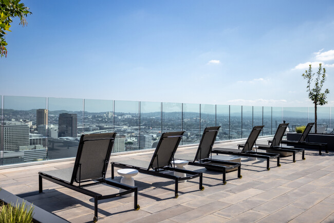 Rooftop Sun Loungers - 400 S Broadway