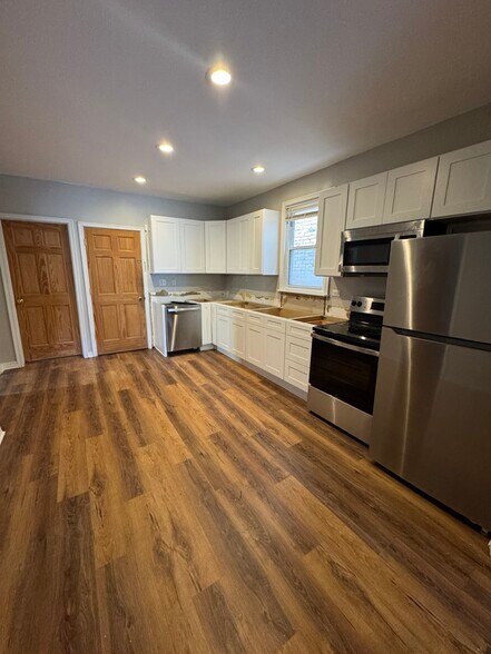 Kitchen - 3047 N Troy St