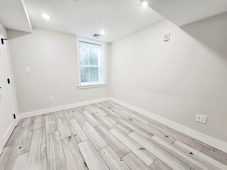 Building Photo - 79 Linden St