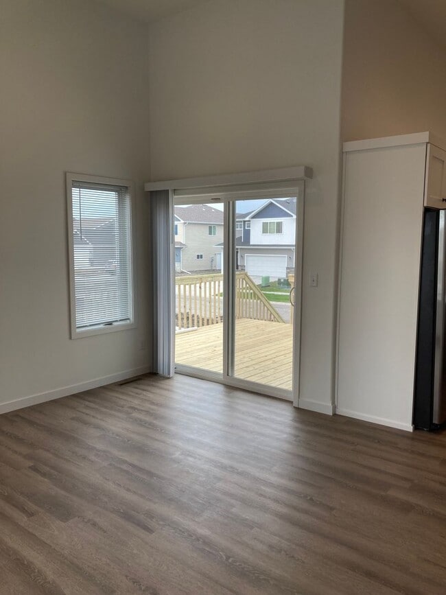 Building Photo - 4 Bed 2 Bath Single Family Home