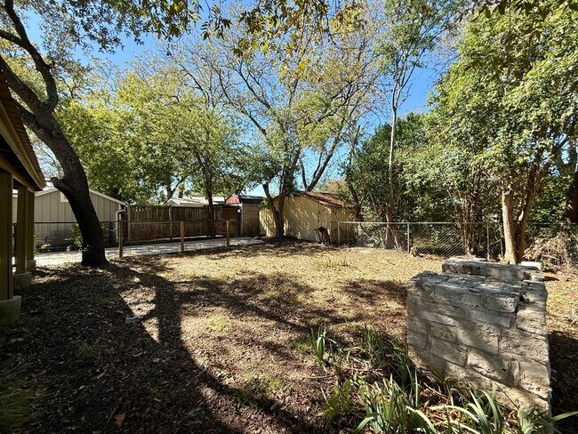 Building Photo - Artist's Reteat in Cherrywood!