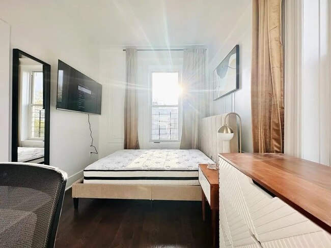 Building Photo - Furnished room/NOT APARTMENT