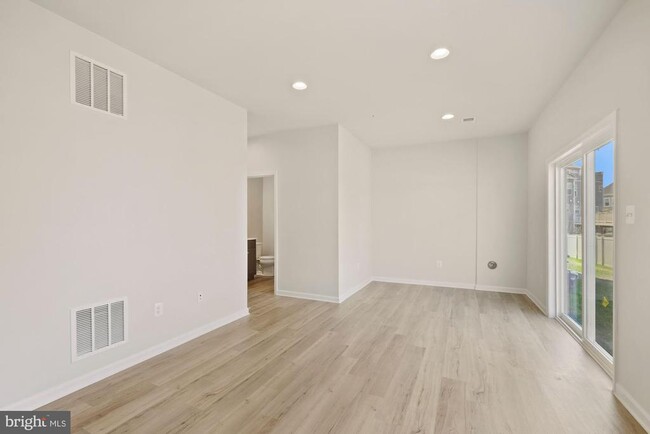 Building Photo - 6211 Davinci St