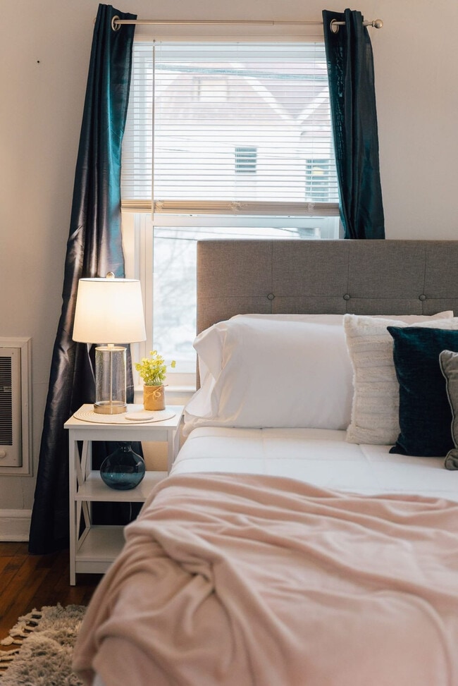 Building Photo - 905 Hill St