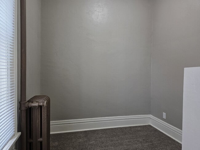 Building Photo - Updated 4-Bedroom Apartment in Oshkosh - 1...
