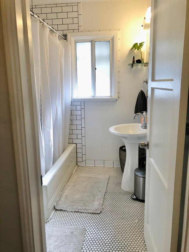 Building Photo - 1115 Neola St