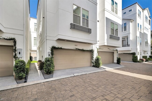 Building Photo - 5451 Larkin St