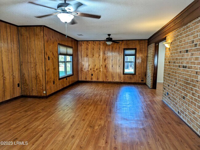 Building Photo - 611 Broad River Dr