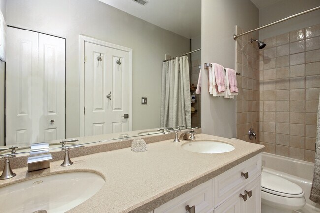 Building Photo - 305 W Scott St