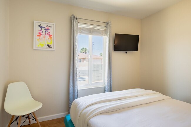 Building Photo - Family-Friendly Oasis in North Palm Springs