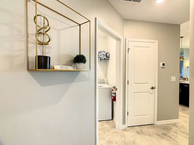 Building Photo - 9331 Sommerset Hills Dr